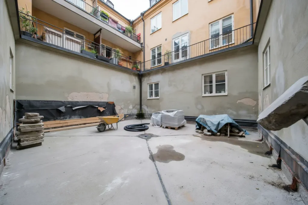 tecken p att innerg rd och g rdsbj lklag beh ver renoveras innan fuktskadorna blir dyra