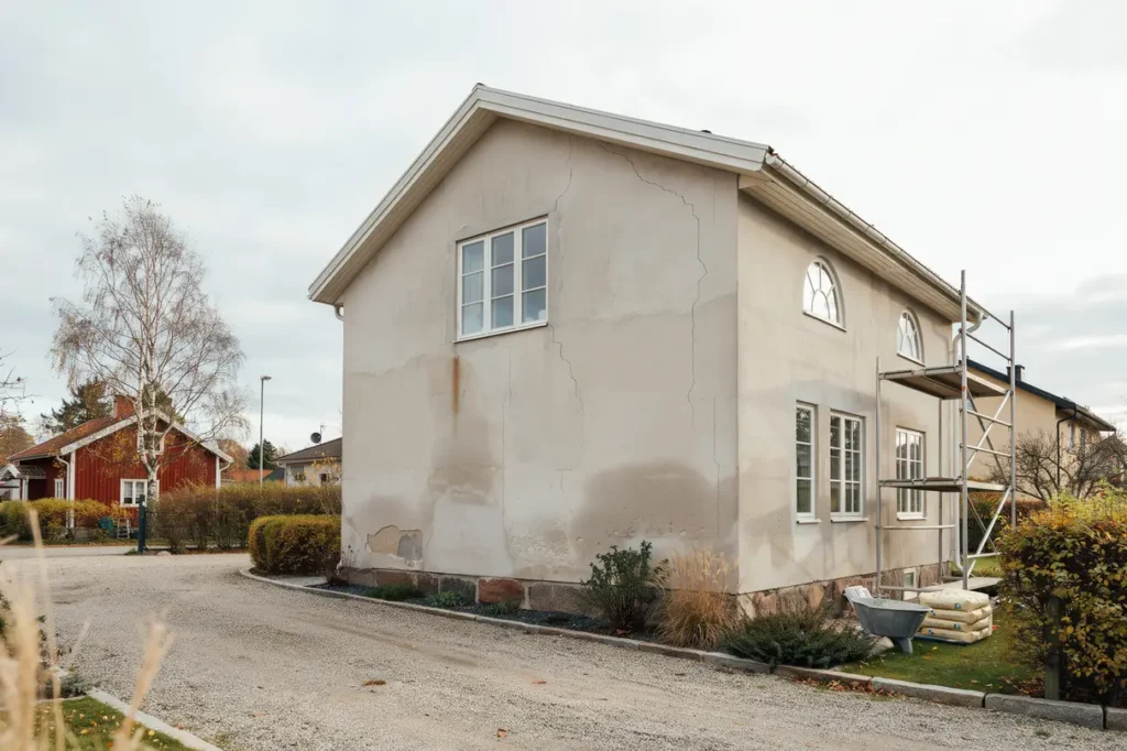 putsad fasad som sl pper eller spricker s bed mer du skadorna och v ljer r tt tg rd