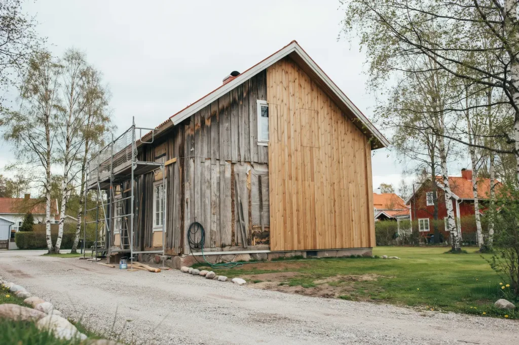 byta panel p huset tecken p slitage r tt tr slag och vad du b r t nka p f re renoveringen